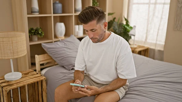 Manhã Cedo Snapshot Belo Jovem Hispânico Pijama Absorvido Seu Smartphone — Fotografia de Stock