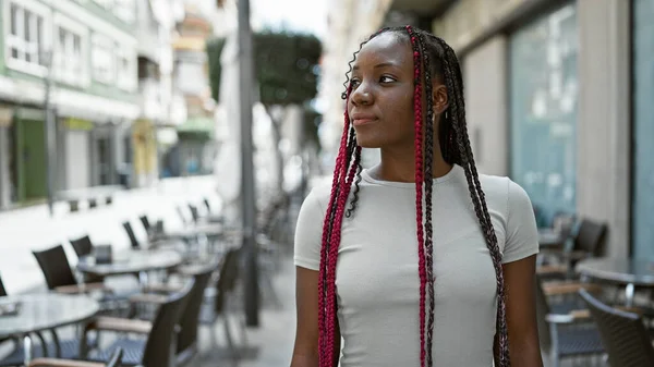 Saçları Örgülü Havalı Afro Amerikalı Kadın Güneşli Kahve Dükkanının Terasında — Stok fotoğraf