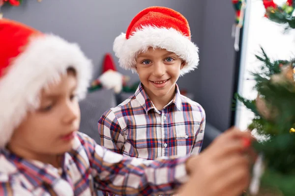 Sevimli Çocuklar Gülümseyerek Evdeki Noel Ağacını Süslüyorlar — Stok fotoğraf