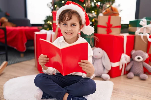 Entzückender Hispanischer Junge Liest Buch Hause Auf Dem Boden Weihnachtsbaum — Stockfoto