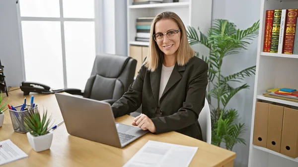Confident Young Blonde Woman Picture Joy Working Positivity Her Laptop — Stock Photo, Image