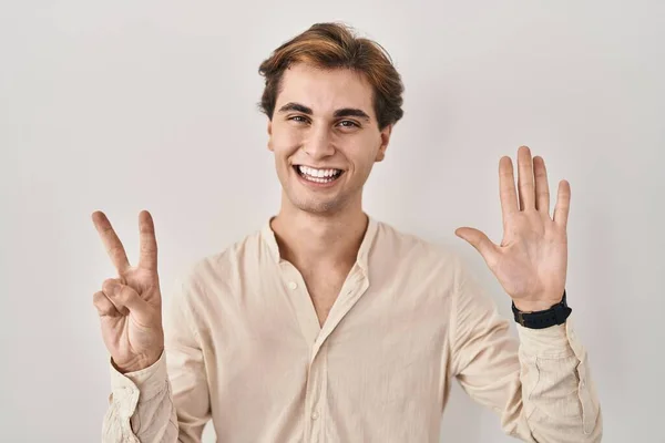 Young Man Standing Isolated Background Showing Pointing Fingers Number Seven — Stock Photo, Image