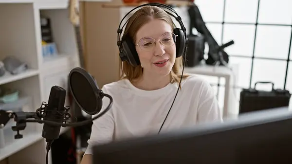 Junge Blonde Radioreporterin Spricht Bei Einer Show Radiostudio — Stockfoto