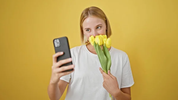 Young Blonde Woman Holding Bouquet Flowers Making Selfie Smartphone Isolated — Stock Photo, Image