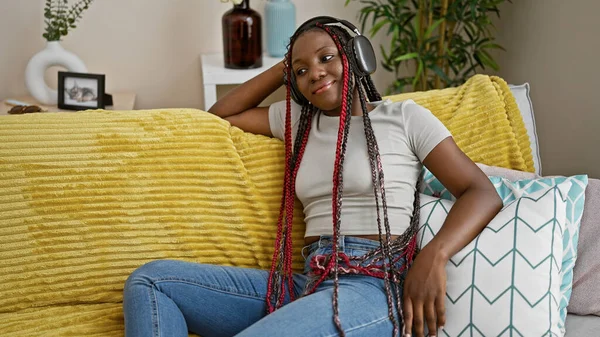 Neşeli Afrikalı Amerikalı Kadın Kendine Güvenen Oturma Odasındaki Kanepesinde Oturan — Stok fotoğraf