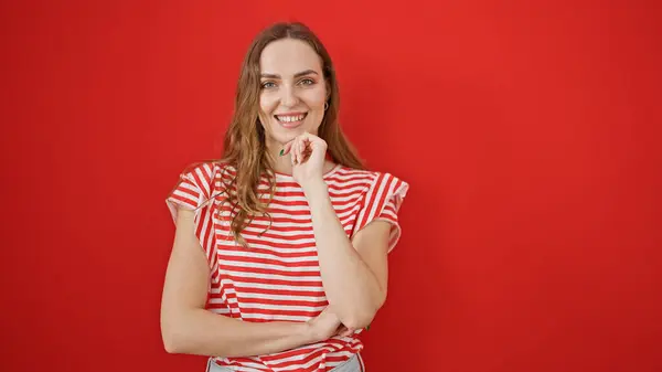 Jonge Blonde Vrouw Glimlachen Zelfverzekerd Staande Geïsoleerde Rode Achtergrond — Stockfoto