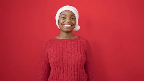 Afrikaans Amerikaanse Vrouw Glimlachen Zelfverzekerd Dragen Kerst Hoed Geïsoleerde Rode — Stockfoto