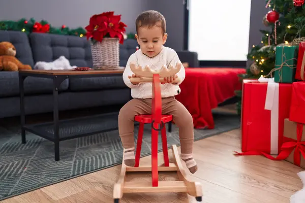Adorável Criança Hispânica Brincando Com Renas Balançando Pela Árvore Natal — Fotografia de Stock