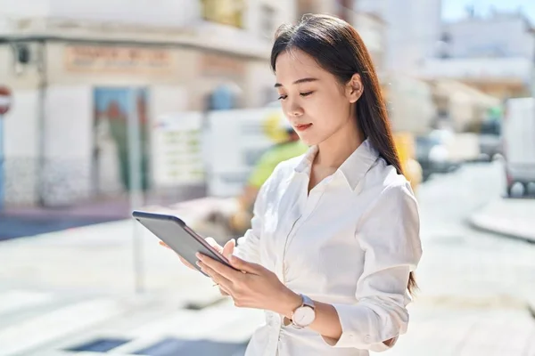Joven Mujer China Usando Touchpad Con Expresión Seria Calle — Foto de Stock