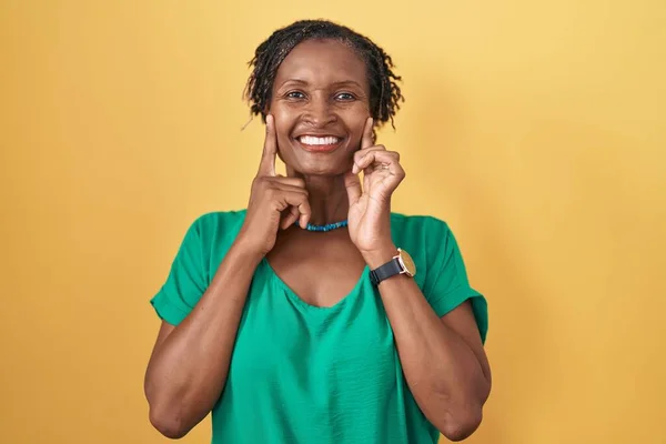 Африканская Женщина Дредами Стоит Желтом Фоне Улыбаясь Открытым Ртом Пальцы — стоковое фото