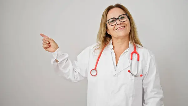 Latynoska Kobieta Średnim Wieku Uśmiech Lekarza Wskazujący Bok Odizolowanym Białym — Zdjęcie stockowe