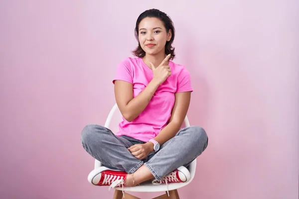 Латиноамериканская Молодая Женщина Сидящая Стуле Розовом Фоне Веселый Улыбкой Лице — стоковое фото