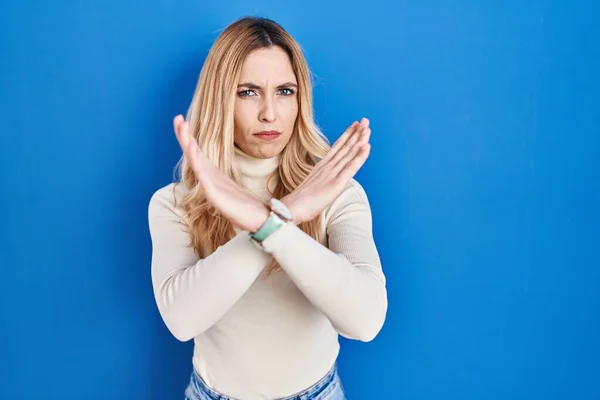 Junge Kaukasische Frau Steht Über Blauem Hintergrund Ablehnungsausdruck Verschränkte Arme — Stockfoto
