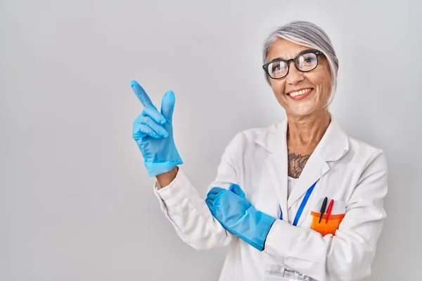 Frau Mittleren Alters Mit Grauen Haaren Trägt Ein Wissenschaftlergewand Mit — Stockfoto