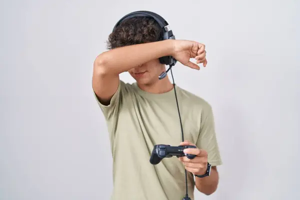 Латиноамериканец Играющий Видеоигру Держа Руках Контроллера Весело Улыбающийся Заглядывающий Буу — стоковое фото