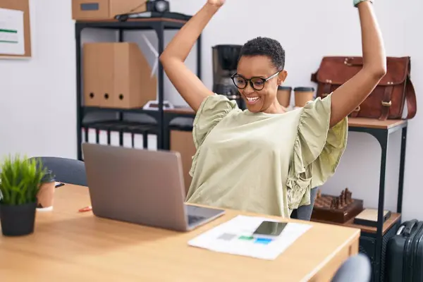 Africano Americano Mulher Trabalhador Negócios Usando Laptop Com Expressão Vencedora — Fotografia de Stock