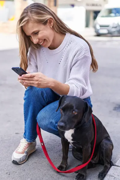 Young Blonde Woman Using Smartphone Standing Dog Street — kuvapankkivalokuva