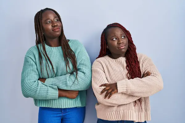 Deux Femmes Africaines Debout Sur Fond Bleu Regardant Sur Côté — Photo