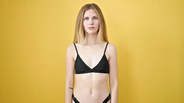 Ung Blond Kvinna Turist Bär Bikini Stående Med Armarna Korsade — Stockfoto