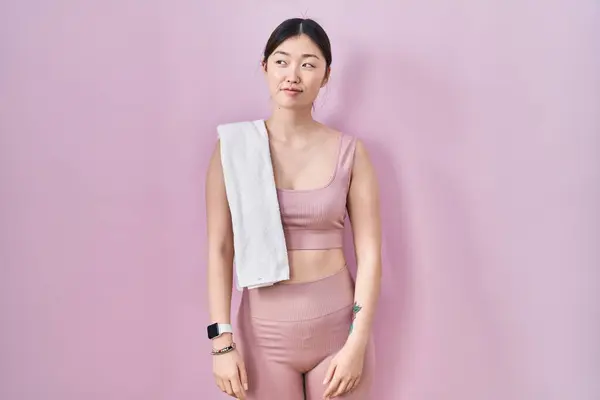 中国の若い女性は スポーツウェアやタオルを身に着け 側面を見つめて考える — ストック写真