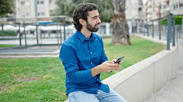 Joven Hombre Hispano Usando Smartphone Sonriendo Parque — Foto de Stock