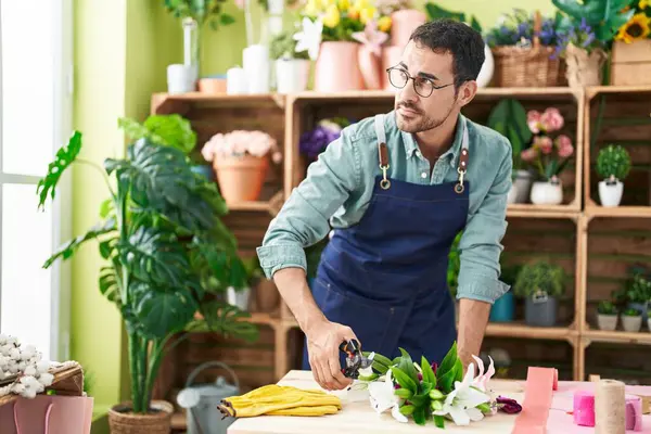 Young Hispanic Man Florist Cutting Stem Flower Shop — Stock Photo, Image