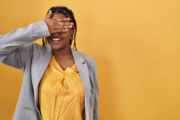 Африканская Американка Косичками Стоящая Жёлтом Фоне Улыбаясь Смеясь Закрывая Глаза — стоковое фото