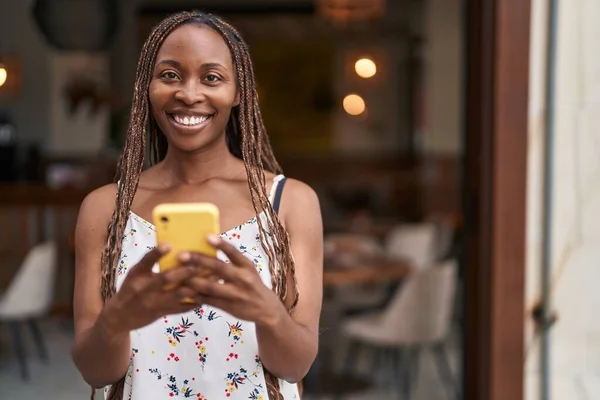 Αφρο Αμερικανική Γυναίκα Χαμογελώντας Αυτοπεποίθηση Χρησιμοποιώντας Smartphone Στη Βεράντα Καφετέρια — Φωτογραφία Αρχείου
