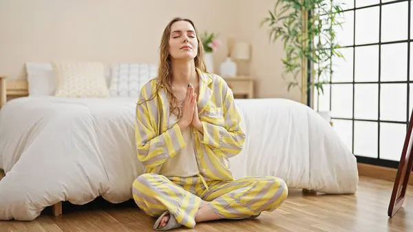 Young Blonde Woman Doing Yoga Exercise Sitting Floor Bedroom — Stock fotografie