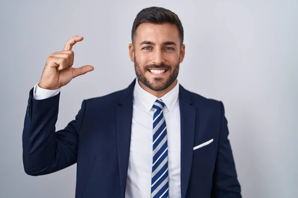 Bonito Homem Hispânico Vestindo Terno Gravata Sorrindo Gestos Confiantes Com — Fotografia de Stock