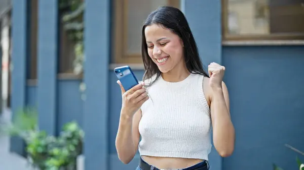 Nuori Kaunis Latino Nainen Käyttää Älypuhelinta Voittaja Ilme Kadulla — kuvapankkivalokuva