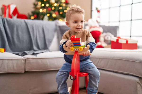 Evdeki Noel Ağacında Sallanan Ren Geyiğiyle Oynayan Sevimli Çocuk — Stok fotoğraf