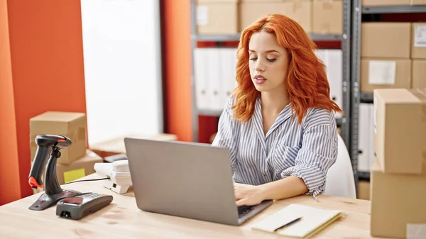 Genç Kızıl Saçlı Kadın Ofiste Çalışan Dizüstü Bilgisayarını Kullanan Bir — Stok fotoğraf