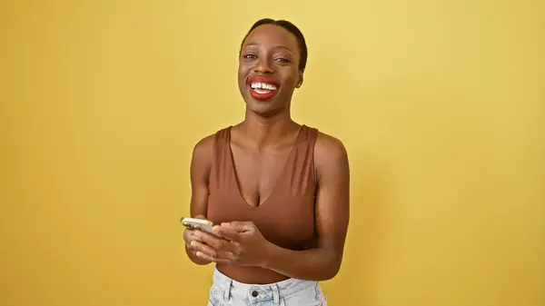 Mulher Afro Americana Alegre Feliz Usando Smartphone Enquanto Isolado Fundo — Fotografia de Stock