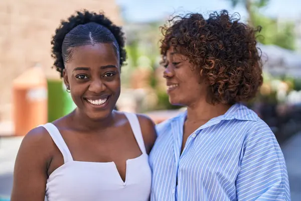 Afroamerikanerinnen Mutter Und Tochter Stehen Zusammen Auf Der Straße — Stockfoto