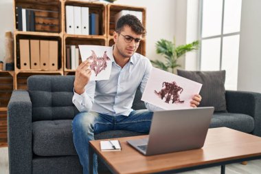 Psikoloji kliniğinde genç İspanyol psikolog online terör testi yaptırıyor.