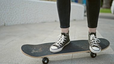 Sokakta paten kullanan genç sarışın kadın.