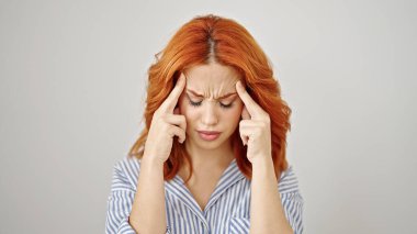 Genç kızıl saçlı kadın soyutlanmış beyaz arka planda durduğunu vurguladı