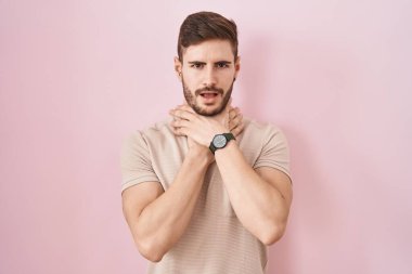 Pembe arka planda sakallı İspanyol bir adam boğularak öldü diye bağırıyor. Sağlık problemi. Boğulma ve intihar konsepti. 