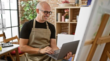 Genç İspanyol ressam sanat stüdyosunda video görüşmesi yapıyor.