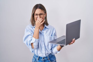 Bilgisayarla çalışan genç bir kadın pis ve iğrenç bir koku alıyor. Nefesini burnunda tutuyor. Kötü kokuyor. 