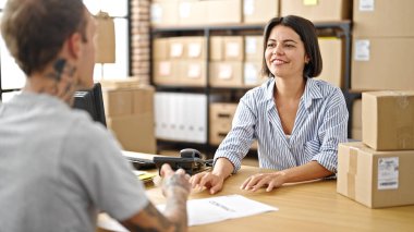 Ofiste konuşan iki ecommerce işçisi ve müvekkili