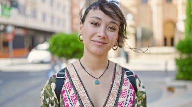 Sokakta kendine güvenen güzel İspanyol bir kadın.