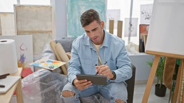 Sanat stüdyosunda çok düşünen genç İspanyol ressam dokunmatik zemine yenilikçi fikirler çizerek sıradanlığı olağanüstü bir şeye dönüştürüyor.!