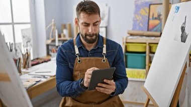 Sanat stüdyosundaki dokunmatik bir yere tutkuyla resim çizen yakışıklı, İspanyol asıllı genç bir adam yaratıcı bir yolculuğa yakın bir bakış sunuyor..