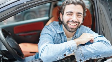 Sokakta oturan kendine güvenen İspanyol genç adam.