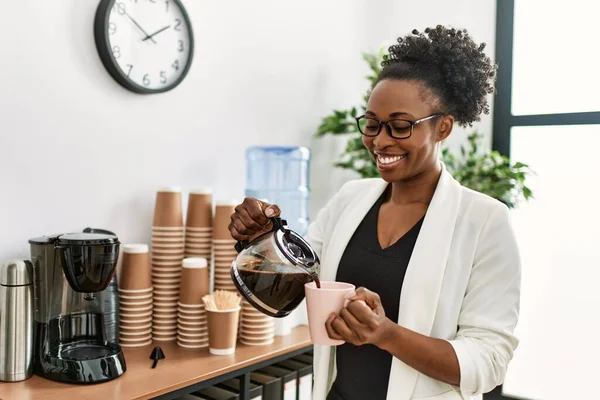 African American Επιχειρηματίας Γυναίκα Ρίχνει Καφέ Στο Κύπελλο Στο Γραφείο — Φωτογραφία Αρχείου