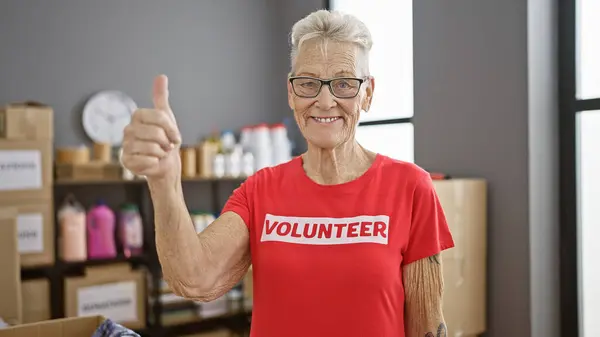 Grey Haired Woman Adult Volunteer Beams Confidently Thumb Gesture Charity — Stock Photo, Image