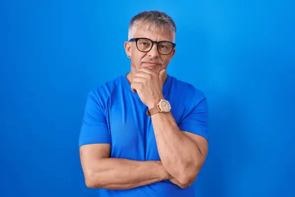 Homem Hispânico Com Cabelos Grisalhos Sobre Fundo Azul Com Mão — Fotografia de Stock