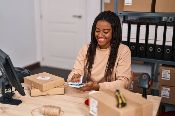 Femme Afro Américaine Commerce Électronique Travailleur Entreprise Nettoyage Écran Smartphone — Photo